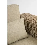 Vrtni dvosed LEANDRO je narejen iz ratana in lesenega okvirja. Blazine imajo snemljivo prevleko (55% bombaž, 45% poliester), kar omogoča lažje vzdrževanje.