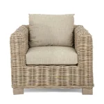 Vrtni fotelj FORTALEZA . Vrtni fotelj FORTALEZA ima okvir iz lesa in tkanja. Blazine s snemljivo prevleko za notranjo uporabo (55% bombaž, 45% poliester).