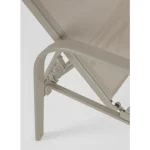 Vrtni ležalnik ARENT taupe . Vrtni ležalnik ARENT taupe ima jekleno konstrukcijo, sedež in naslon sta iz tekstila. Naslon se lahko spremeni v 4 različne