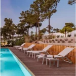 Vrtni ležalnik C-RUOTE GK50 bela . Vrtni ležalnik C-RUOTE GK50 bela ima aluminjasto konstrukcijo, prašno barvano (poliester). Sedež in naslon sta oblečena