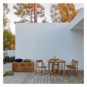 Vrtni set NOEMI . Vrtni set NOEMI ima strukturo iz lesa z oljnim zaklučkom. Set je zložljiv. V setu je všteta ena mizica ter štirje stoli. Material: - Les