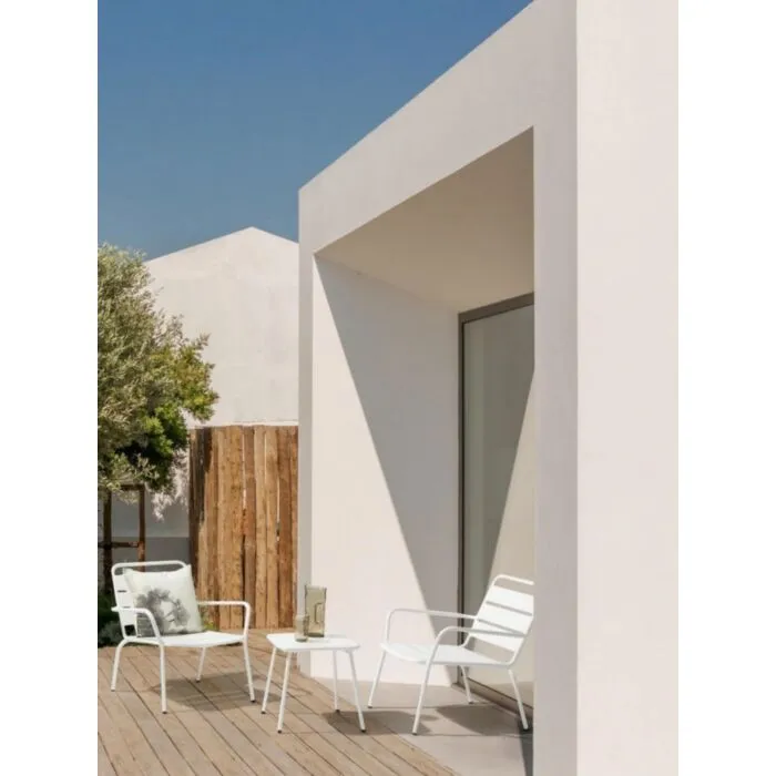 Vrtni stol MARLYN bela Vrtni stol MARLYN bela . Vrtni stol MARLYN bela je narejen iz jekla prašno premazan (poliester). Ima mat zaključek barve. Material: - jeklo Barve: - Bela mat