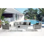 Vrtni trosed FLORENCIA je dobavljiv beli barvi. Okvir je iz aluminija (prašno barvan). Tkanje je iz vrvi- 100% poliester. Sedežne in hrbtne blazine imajo