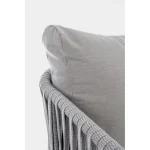 Vrtni trosed FLORENCIA je dobavljiv beli barvi. Okvir je iz aluminija (prašno barvan). Tkanje je iz vrvi- 100% poliester. Sedežne in hrbtne blazine imajo