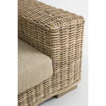 Vrtni trosed LEANDRO je narejen iz ratana in lesenega okvirja. Blazine imajo snemljivo prevleko (55% bombaž, 45% poliester), kar omogoča lažje vzdrževanje.