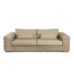 Vrtni trosed LEANDRO je narejen iz ratana in lesenega okvirja. Blazine imajo snemljivo prevleko (55% bombaž, 45% poliester), kar omogoča lažje vzdrževanje.