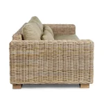 Vrtni trosed LEANDRO je narejen iz ratana in lesenega okvirja. Blazine imajo snemljivo prevleko (55% bombaž, 45% poliester), kar omogoča lažje vzdrževanje.