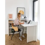 Zložljiva pisalna miza VOKI . Zložljiva pisalna miza VOKI je narejena iz trpežne laminirane plošče in MDF plošče, zaključene z trpežnim ABS robom.