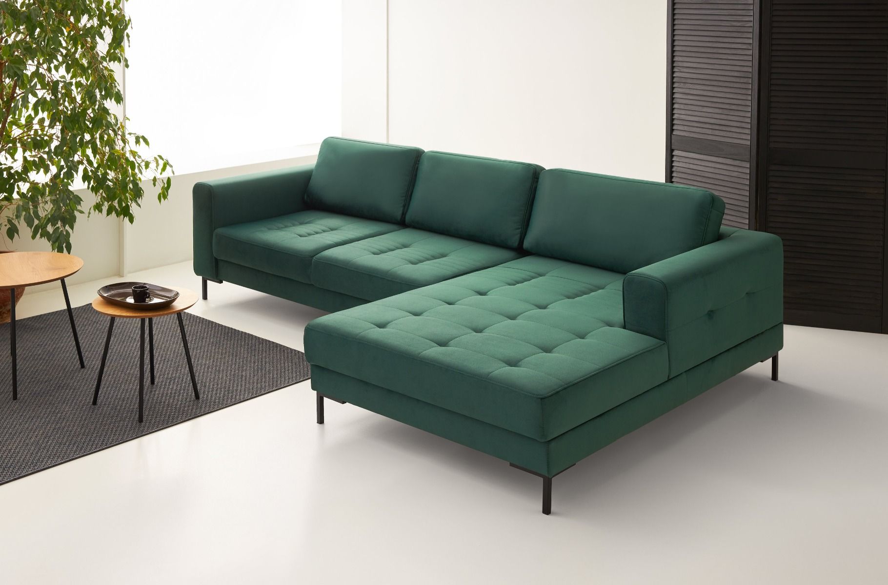 Moderna kotna sedežna garnitura BRERA. z visokimi nasloni za roke je prava paša za oči. S svojim modernim zgledom pristaja vsakemu prostoru. Sedežna