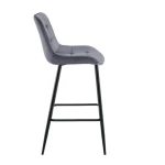 Barski stol VIKA velvet je odlična rešitev za kombiniranje v minimalističen ali industrijski stil prostora. Kombinacija prešitega blaga s črnimi