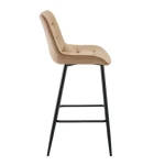 Barski stol VIKA velvet je odlična rešitev za kombiniranje v minimalističen ali industrijski stil prostora. Kombinacija prešitega blaga s črnimi