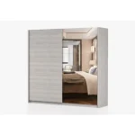 Drsna garderobna omara AKI je modernega stila in prefinjenega izgleda. Je zelo prostorna in kvalitetna. Ima ABS robove, ki zagotavljajo večjo odpornost proti