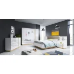 Elegantna in moderna garderobna omara NANCY je narejena iz odličnih materialov v bela visoki sijaj/hrast dekorju. Omara NANCY bo vaši spalnici dala sodoben