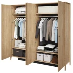 Garderobna omara NOLE je narejena iz laminirane iverne plošče debeline 16mm. Omara je iz oljenega hrasta in vsebuje tudi ogledalo. Hrbtna stran omare je iz