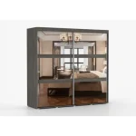 Drsna omara TIFANY 2 je iz kolekcije TIFANY 2. Njena glavna prednost je uporaba 2 palic in številnih polic, ki vam nudijo ogromno prostora za vaše obleke.