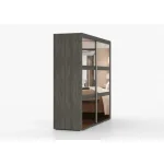 Drsna omara TIFANY 2 je iz kolekcije TIFANY 2. Njena glavna prednost je uporaba 2 palic in številnih polic, ki vam nudijo ogromno prostora za vaše obleke.