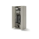 Garderobna omara za posteljo v omari METULJ je elegantna in prostorna. Omara ima sistem za odpiranje na dotik "PUSH TO OPEN". Mehanizem odpiranja na dotik