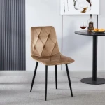 Jedilni stol MILA 2 velvet bež je odlična rešitev za kombiniranje v minimalističen ali industrijski stil prostora. Kombinacija sivega prešitega blaga s