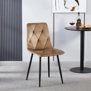 Jedilni stol MILA 2 velvet bež je odlična rešitev za kombiniranje v minimalističen ali industrijski stil prostora. Kombinacija sivega prešitega blaga s