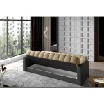 Kavč SHREK je narejen iz kvalitetnih materialov . Primeren je za vsak prostor. Kavč se lahko popolnoma poleže in se spremeni v ležišče. Ima tudi