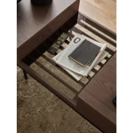 Klubska miza HORIZON je moderen kos pohištva. Ni le praktična, temveč tudi dekorativna in elegantna. Zaradi svoje razporeditve se poda v vsak dnevni