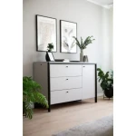 Komoda GRIZLI 2 je dvostranski kos pohištva. Zasnovana je kot dodatek za v spalnico, pisarno, dnevno sobo, predprostor ali prostor kjer potrebujete dodatno