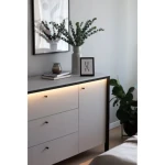 Komoda GRIZLI 2 je dvostranski kos pohištva. Zasnovana je kot dodatek za v spalnico, pisarno, dnevno sobo, predprostor ali prostor kjer potrebujete dodatno