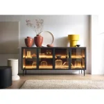 Komoda LUMPI ni le osupljiva temveč tudi praktična. Elegantna barva naredi kolekcijo brezčasno in elegantno. Steklo na frontah daje pohištvu presenetljiv