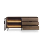 Komoda LUMPI 2 ni le osupljiva temveč tudi praktična. Elegantna barva naredi kolekcijo brezčasno in elegantno. Steklo na frontah daje pohištvu presenetljiv