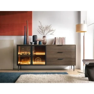 Komoda LUMPI 2 ni le osupljiva temveč tudi praktična. Elegantna barva naredi kolekcijo brezčasno in elegantno. Steklo na frontah daje pohištvu presenetljiv