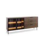 Komoda LUMPI 2 ni le osupljiva temveč tudi praktična. Elegantna barva naredi kolekcijo brezčasno in elegantno. Steklo na frontah daje pohištvu presenetljiv