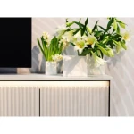 Komoda TERA mini je odličen dodatek za vsak prostor. Ne bo le nudila dodatnega prostora za shranjevanje, temveč bo služila tudi kot edinstven dekorativni