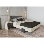 Kompletna spalnica LANZAROTE je sestavljena iz kar štirih velikih, prostornih elementov: postelje 160x200, komode, garderobne omare in dveh nočnih omaric.