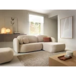 Kotna sedežna garnitura OLIONA je osupljiv kos pohištva z brezčasnim slogom, ki se bo podal k vsakemu dekorju. Njene zaokljene, mehke oblike in