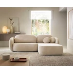 Kotna sedežna garnitura OLIONA je osupljiv kos pohištva z brezčasnim slogom, ki se bo podal k vsakemu dekorju. Njene zaokljene, mehke oblike in