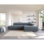 Kotna sedežna garnitura PIKULA je osupljiv kos pohištva z brezčasnim slogom, ki se bo podal k vsakemu dekorju. Njene zaokljene, mehke oblike in