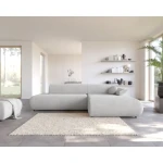 Kotna sedežna garnitura PIKULA 2 je osupljiv kos pohištva z brezčasnim slogom, ki se bo podal k vsakemu dekorju. Njene zaokljene, mehke oblike in