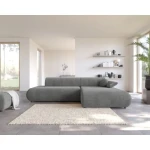 Kotna sedežna garnitura PIKULA 2 je osupljiv kos pohištva z brezčasnim slogom, ki se bo podal k vsakemu dekorju. Njene zaokljene, mehke oblike in