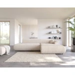 Kotna sedežna garnitura PIKULA 2 je osupljiv kos pohištva z brezčasnim slogom, ki se bo podal k vsakemu dekorju. Njene zaokljene, mehke oblike in