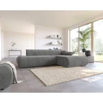 Kotna sedežna garnitura PIKULA 2 je osupljiv kos pohištva z brezčasnim slogom, ki se bo podal k vsakemu dekorju. Njene zaokljene, mehke oblike in