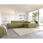 Kotna sedežna garnitura PIKULA je osupljiv kos pohištva z brezčasnim slogom, ki se bo podal k vsakemu dekorju. Njene zaokljene, mehke oblike in