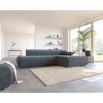 Kotna sedežna garnitura PIKULA je osupljiv kos pohištva z brezčasnim slogom, ki se bo podal k vsakemu dekorju. Njene zaokljene, mehke oblike in