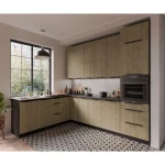 Kuhinjski blok MONIKA 210x290 cm je elegantna kuhinja v kombinaciji hrasta in črne barve. Kuhinja je izdelana iz oplemenitenih ivernih plošč debeline 16 mm,