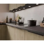 Kuhinjski blok MONIKA 210x290 cm je elegantna kuhinja v kombinaciji hrasta in črne barve. Kuhinja je izdelana iz oplemenitenih ivernih plošč debeline 16 mm,