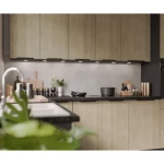 Kuhinjski blok MONIKA 210x290 cm je elegantna kuhinja v kombinaciji hrasta in črne barve. Kuhinja je izdelana iz oplemenitenih ivernih plošč debeline 16 mm,