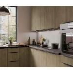 Kuhinjski blok MONIKA 210x290 cm je elegantna kuhinja v kombinaciji hrasta in črne barve. Kuhinja je izdelana iz oplemenitenih ivernih plošč debeline 16 mm,