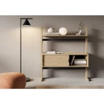 Nizek regal OLIVIJA, je idealna rešitev za tiste, ki želijo združiti estetiko s praktičnim upravljanjem prostora. Ta kos pohištva se bo dobro podal v