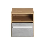 Nočna omarica IRE v barvi hrast s kombinacijo sive ima funkcionalen predal ter prostor za shranjevanje različnih stvari. S svojo obliko in dimenzijo se