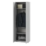 Omara SIMBAS je funkcionalna in elegantna omara za vaš hodnik, garderobo ali spalnico. Opremljena je s tremi globokimi policami, na sredi ima prostor za