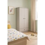 Omara SNEŽINKA združuje sodoben slog s funkcionalnostjo. Ima dvojna vrata, v notranjosti pa ima štiri prostorne predale ter prostor za obešanje. Prav tako